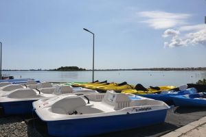 Plimbari cu caiace si hidrobiciclete, oferite gratuit de Primaria Ovidiu