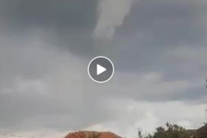 „PRĂPĂD FACE!” Localitate arădeană LOVITĂ de TORNADĂ (VIDEO)