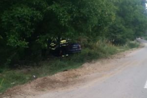 Trei oameni au fost răniţi după ce un şofer a pierdut controlul asupra direcţiei de mers şi a pătruns pe contrasens