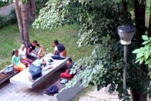 Pe Calea Bucureşti Manele la maximum şi băutură lângă bloc