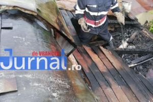 FOTO: Flăcări la acoperişul unei case din Mărtineşti