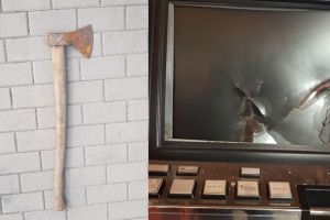 A atacat „păcănelele” cu toporul, supărat că a pierdut 800 de lei