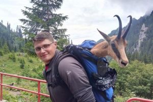 Capră neagră rănită, recuperată cu rucsacul de doi salvamontişti din Râşnov