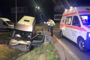 Un microbuz cu opt pasageri s-a oprit într-un cap de pod