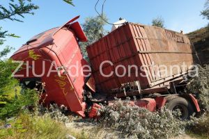 Accident rutier in Poarta Alba, judetul Constanta. Un TIR a iesit de pe carosabil (galerie foto)