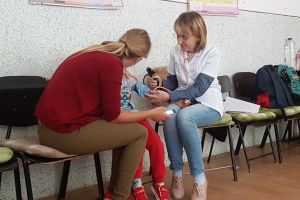 78 de copii din Munţii Apuseni au beneficiat de consultaţii medicale gratuite