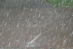 Ploaie cu gheaţă în Suceava şi un nou cod galben de furtună şi precipitaţii abundente