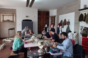 Ce pot face multe mâini dibace. Studenţi din trei centre universitare la Bistriţa, într-o tabără de creaţie (FOTO-VIDEO)