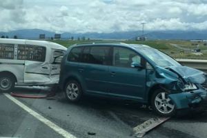 FOTO – Carambol cu trei maşini la Sibiu – Cel puţin doi răniţi
