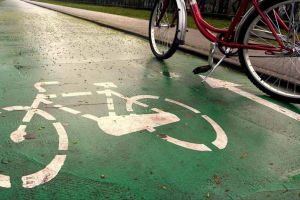 Primăria Cisnădie obligată legal să adune gunoaiele de pe pista de biciclete