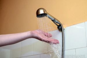 Locuitorii din Oradea şi Sânmartin rămân, marţi, fără apă caldă