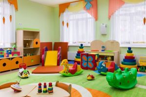 VIDEO Avrig, oraşul fără nicio creşă. Zeci de copii fac naveta cu părinţii la Sibiu