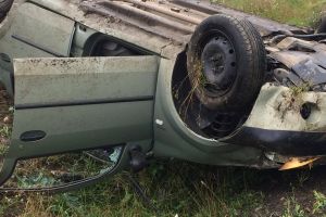 Autoturism răsturnat şi abandonat pe maginea drumului. ”Șoferul” are doar 16 ani