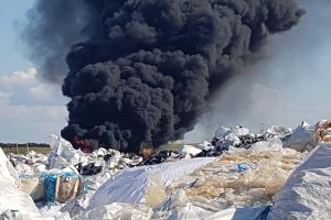 Incendiu URIAȘ la Nojorid: Un depozit de deşeuri plastice a luat foc! (FOTO / VIDEO)
