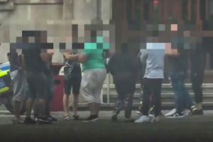 Tinerii s-au filmat în timp ce făceau pe rând amor cu o femeie în parc. Detalii înfiorătoare au ieşit la iveală, în timpul investigaţiei. Anchetatorii au rămas fără cuvinte când au aflat cine erau