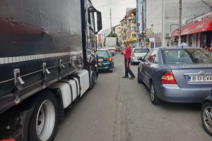 GĂEȘTI: Un şofer de TIR a lovit intenţionat o maşină în centrul oraşului