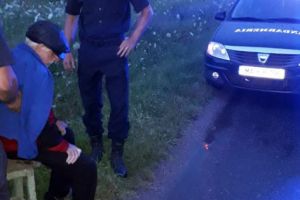Bărbat în vârstă, salvat de jandarmi din şanţul cu apă