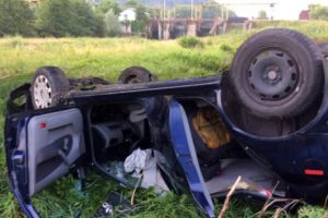 A căzut cu maşina în albia râului