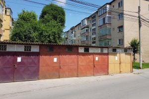 Într-un oraş aflat la 120 km de Alba Iulia, ai, nu ai maşină, eşti obligat să-ţi faci garaj. Chiar şi pentru bicicletă