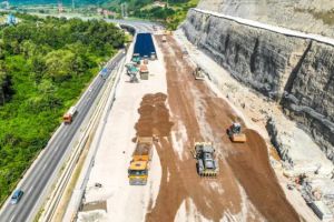 Progrese pe şantierele de autostrăzi din România, în luna iunie: Constructorii români ocupă primele trei locuri