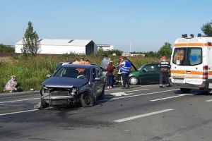 Cinci persoane la spital şi trei maşini avariate după ce o şoferiţă nu a acordat prioritate