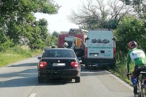 Un microbuz A LUAT FOC în timp ce circula pe un drum din judeţul Arad