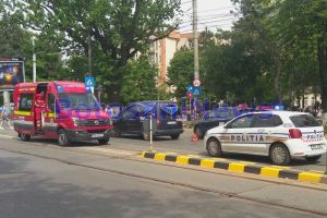 Accident produs de un şofer beat pe strada Sucevei. După impact, şi-a văzut de drum