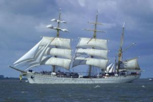 Nava-şcoală Mircea sare în ajutorul surorii germane Gorch Fock, ajunsă „schelet”