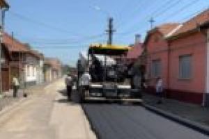 Asfaltări în ritm de melc! Primăria Lugoj peticeşte abia în mijlocul verii drumurile stricate în sezonul rece