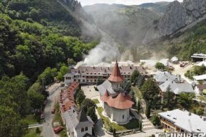 Mănăstirea Râmeţ, sprijin în regim de urgenţă de la Guvern pentru înlăturarea efectelor incendiului
