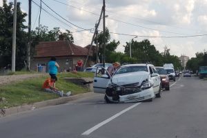 Accident în Oradea: Şoferiţa unui Opel nu a acordat prioritate şi a izbit un Volkswagen (FOTO)