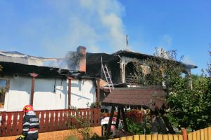 FOTO & VIDEO Incendiu la un magazin din judeţul Botoşani. Pompierii au intervenit de urgenţă