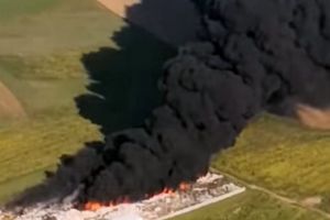 Calitatea aerului după incendiul din Nojorid, imposibil de măsurat. A fost al doilea foc izbucnit la această firmă de colectare deşeuri în doar câteva luni!