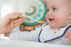 Produsele alimentare pentru bebeluşi conţin prea multe zaharuri