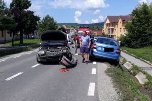 Accident la Dumitra. Trei maşini implicate, o persoană a fost rănită (FOTO)