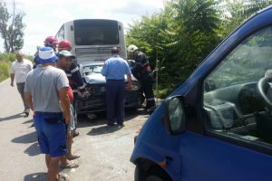 Zeci de persoane implicate intr-un accident rutier. Mai multe victime, transportate la spital 