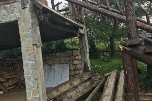 Vacanţă stricată: Opt turişti au ajuns la spital după ce o scară a unei pensiuni din Braşov s-a rupt cu ei