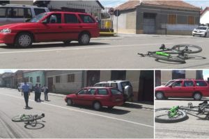 FOTO: ACCIDENT rutier la Cugir. Un biciclist rănit, după ce a fost acroşat de un autoturism