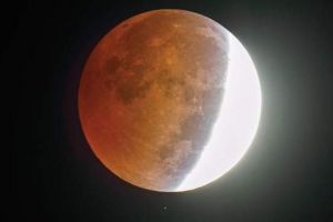 Toţi ochii pe cer, în această noapte. Eclipsă parţială de Lună, vizibilă de pe întreg teritoriul ţării