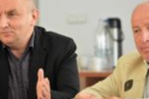 Liberalii Teodorescu şi Cojocariu vor mai mulţi bani în gropile de pe drumurile judeţene!