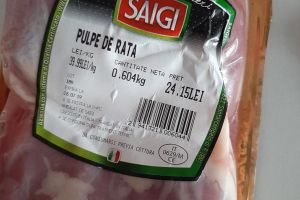 Carne stricată cumpărată de pe rafturile unui hipermarket din Botoşani. Clientul a sesizat autorităţile