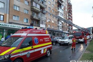 FOTO, VIDEO| Copii blocaţi în balcon în municipiul Alba Iulia. Intervin pompierii cu o autoscară şi o autospecială SMURD