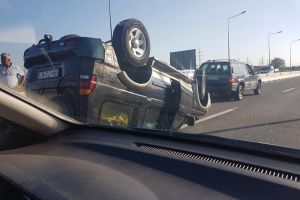 Accident pe centura Oradea: Trei maşini s-au lovit, un Mitsubishi s-a răsturnat cu roţile în sus (FOTO)