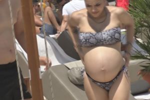 Imagini incredibile cu fiica lui Adrian Minune în luna a 8-a de sarcină! Karmen fumează fără niciun fel de problemă!