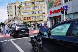 Carambol între patru maşini, pe Calea Bucureşti, din cauza unui pieton care traversa pe roşu (Foto)