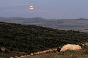Cum s-a văzut eclipsa parţială de Lună de pe Dealul Budacului (FOTO)