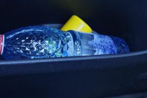 Avertisment aparent ciudat de la ISU:  “Sticlele de plastic cu apa lasate in masina pe timpul zilei pot provoca incendii”