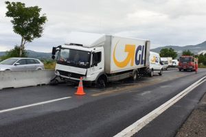 O maşină de curierat a intrat în separatoarele de sens, pe DN1, la intrare în Codlea