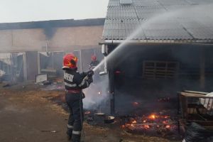 Acoperiş în flăcări la Apoldu de Sus. Casa a fost salvată