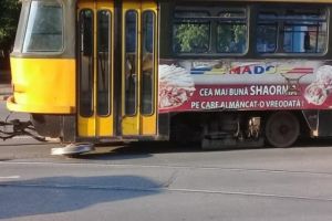 Incident grav în trafic! Un tramvai a rămas fără roată de trei ori în jumătate de oră